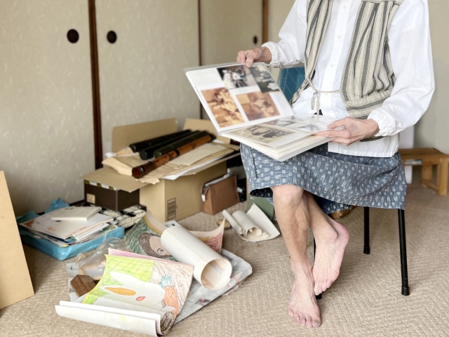 所沢 遺品整理 つらい アルバムを見る人